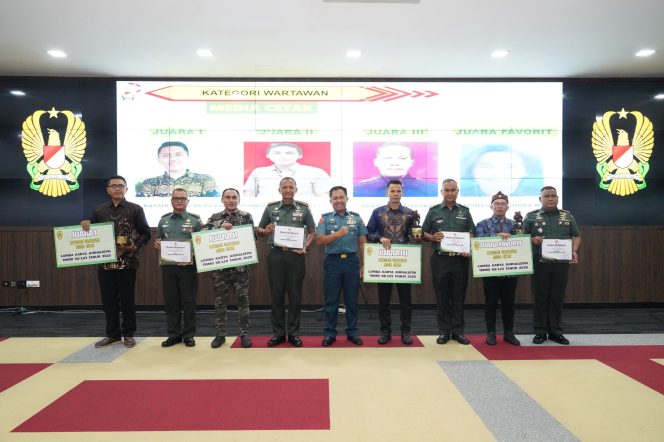 
					FOTO : Kasdim Mayor Inf Selamet Dyanur saat menerima penghargaan di Jakarta