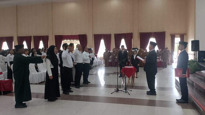 
					FOTO : Bupati Katingan Saiful, saat prosesi pelantikan ASN di Gedung Salawah Kasongan.