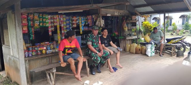 
					FOTO : Sertu Jusrani saat kegiatan Komsos. 