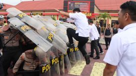 FOTO : Suasana latihan Dalmas di lingkungan Polres Katingan.

