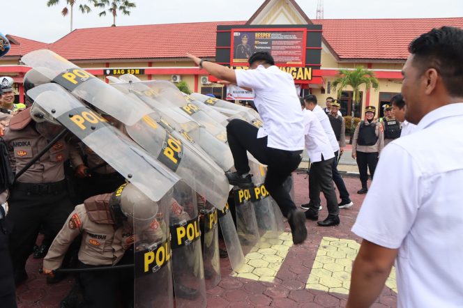 
					FOTO : Suasana latihan Dalmas di lingkungan Polres Katingan.
