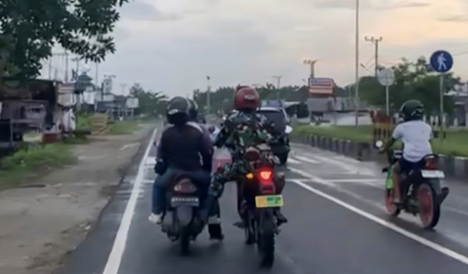 
					FOTO : Suasana saat bantu masyarakat