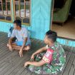 FOTO : Babinsa Koramil 1019-02/Kamipang, Kopda Rois saat bersama warga.
