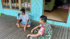 FOTO : Babinsa Koramil 1019-02/Kamipang, Kopda Rois saat bersama warga.