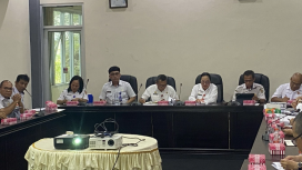 FOTO : Suasana saat kegiatan rapat evaluasi.