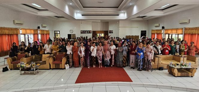 
					FOTO : Foto bersama DWP Katingan saat memperingari Hari Kartini
