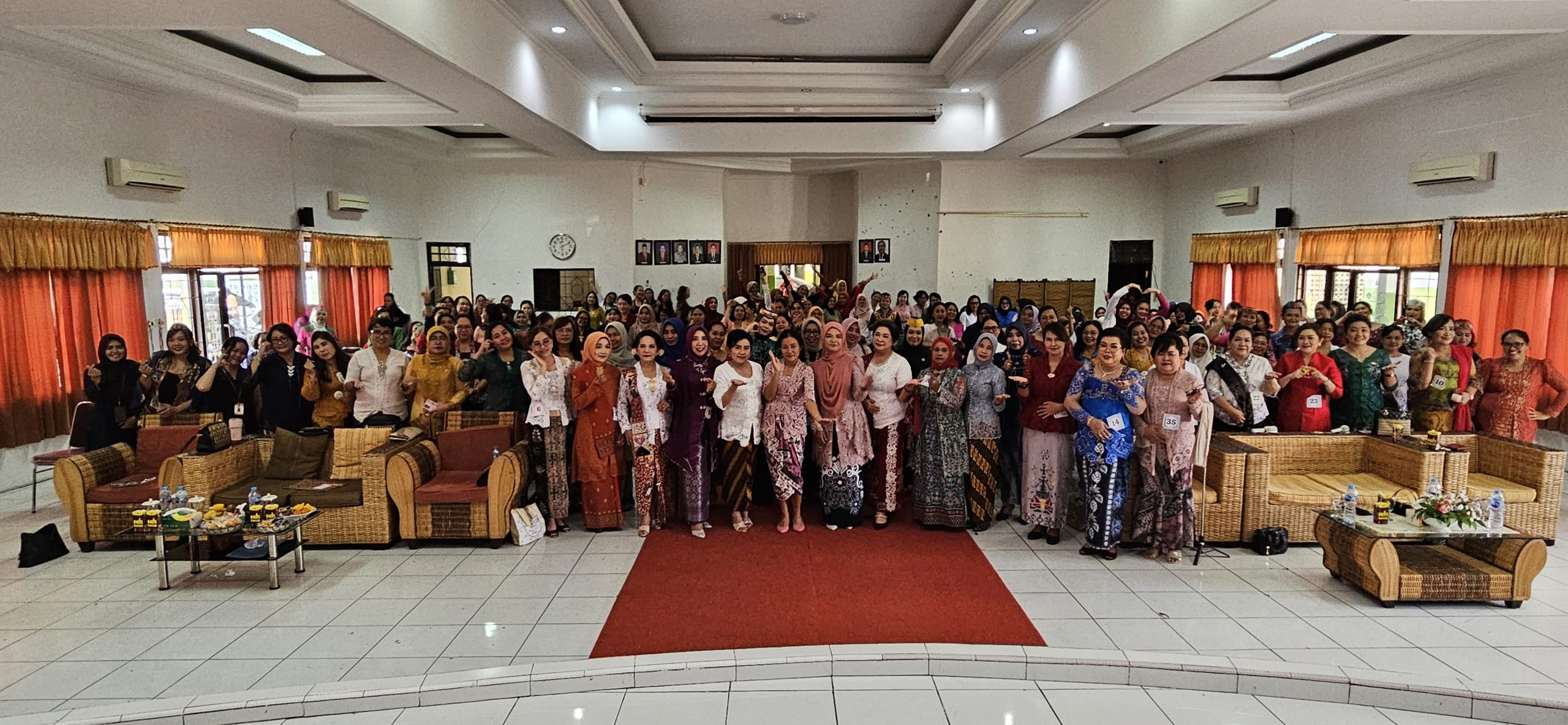 FOTO : Foto bersama DWP Katingan saat memperingari Hari Kartini