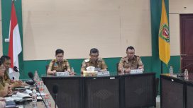 FOTO : Wakil Bupati Katingan Firdaus, didampingi Asisten II Setda Katingan dan Kabag EKSDM, saat rapat audiensi.