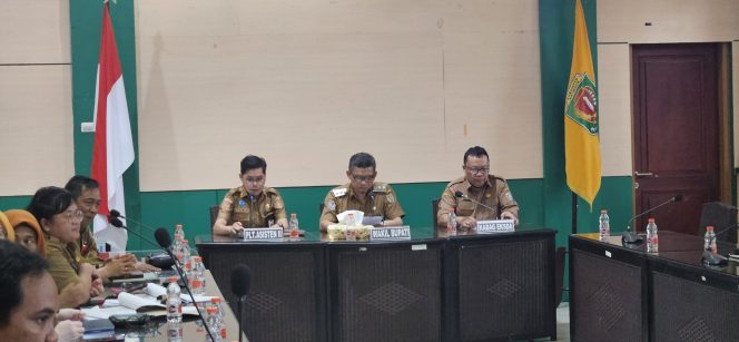 
					FOTO : Wakil Bupati Katingan Firdaus, didampingi Asisten II Setda Katingan dan Kabag EKSDM, saat rapat audiensi.
