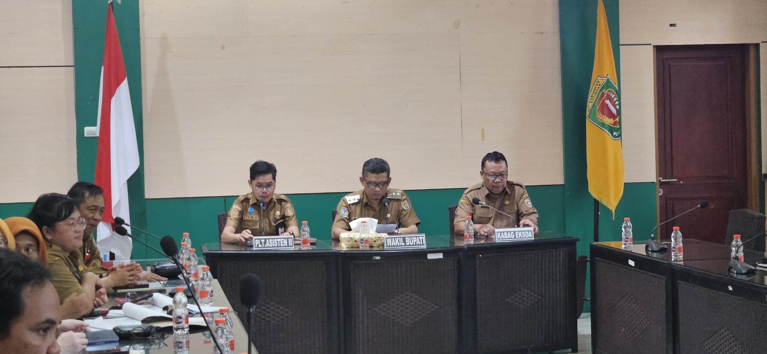 FOTO : Wakil Bupati Katingan Firdaus, didampingi Asisten II Setda Katingan dan Kabag EKSDM, saat rapat audiensi.