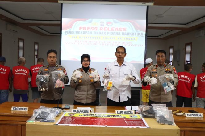 
					FOTO : Suasana saat konferensi pers di Aula Bhayangkara Polres Katingan.
