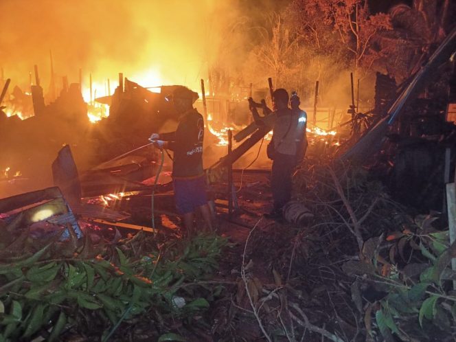 
					FOTO : Suasana saat terjadi kebakaran di Tumbang Manggu.
