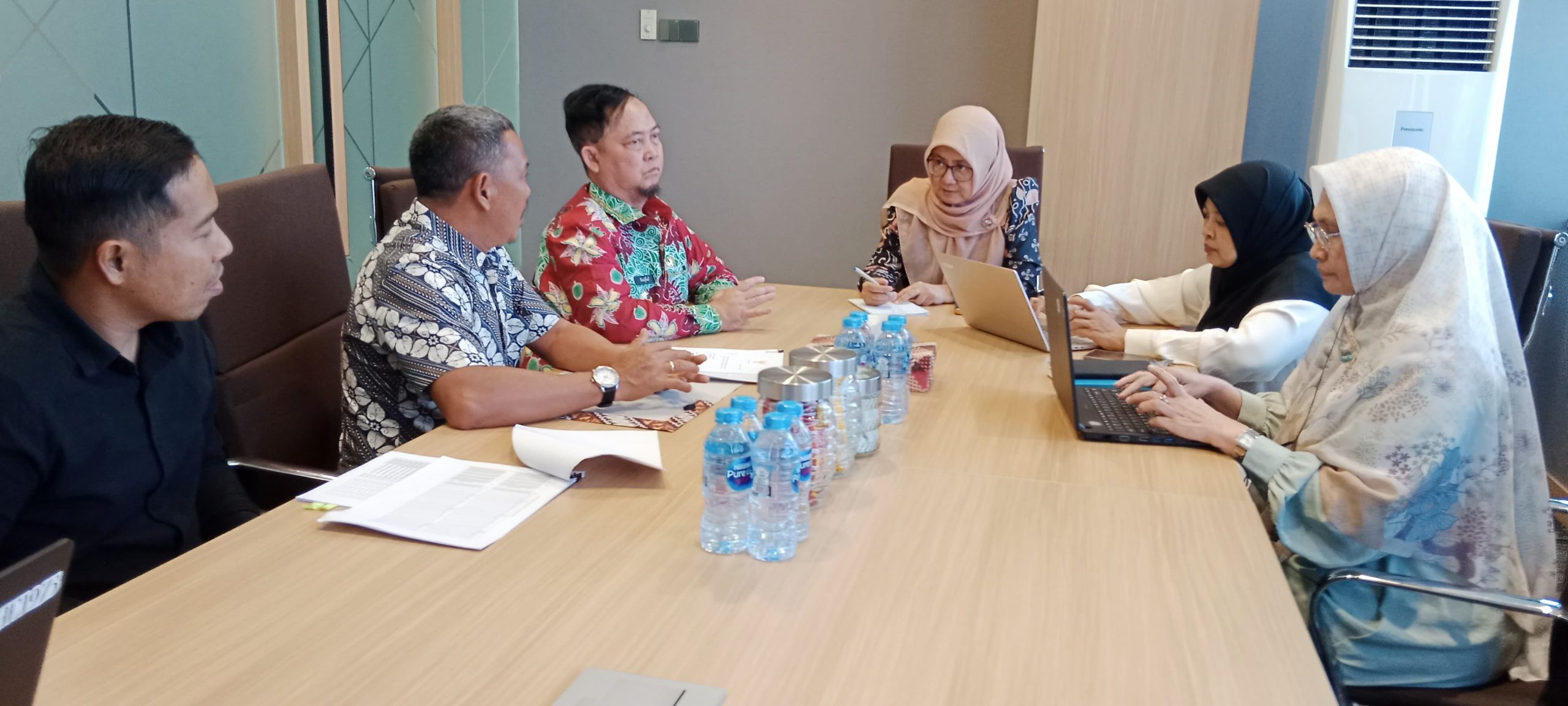FOTO : Bupati Katingan Saiful, didampingi Kadis Kesehatan, saat kunjungan kerja ke Direktorat Jenderal Tenaga Kesehatan, Kementerian Kesehatan RI.