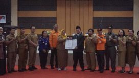 FOTO : Foto bersama usai kegiatan penanandatanganan kesepakatan antara Pemerintah Katingan Dan Kotawaringin Timur.