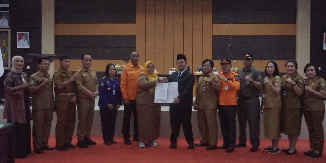 
					FOTO : Foto bersama usai kegiatan penanandatanganan kesepakatan antara Pemerintah Katingan Dan Kotawaringin Timur.