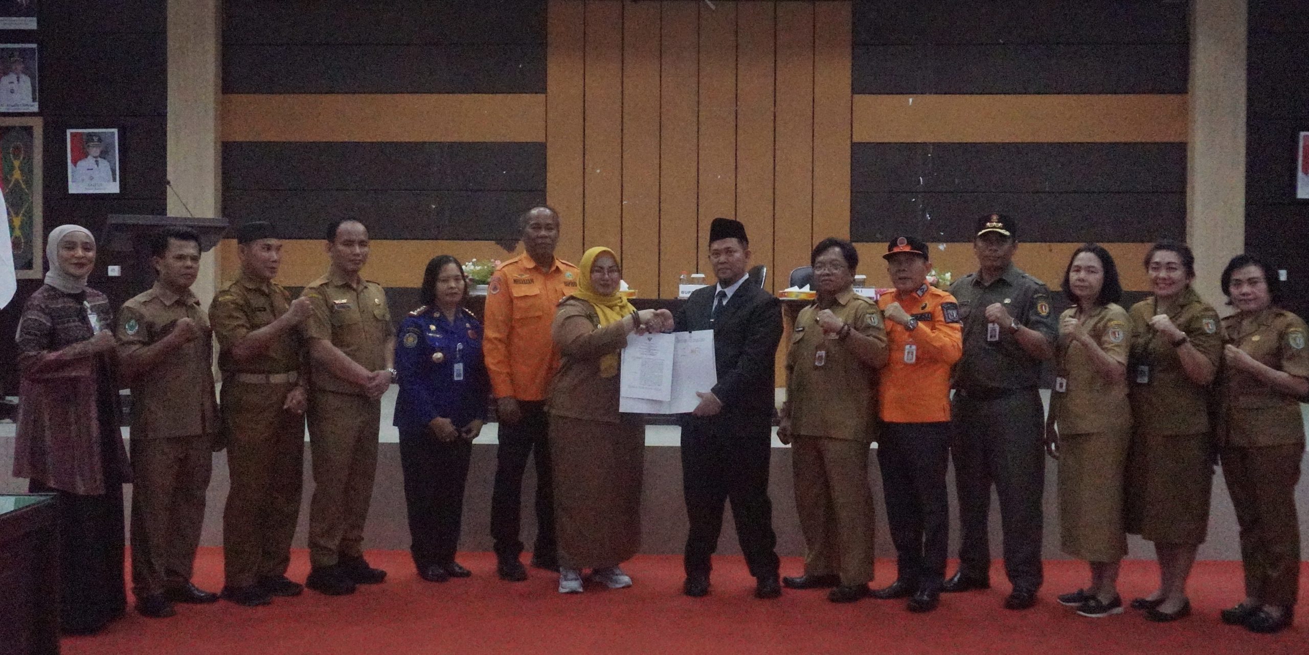 FOTO : Foto bersama usai kegiatan penanandatanganan kesepakatan antara Pemerintah Katingan Dan Kotawaringin Timur.