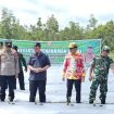 FOTO : Bupati Katingan Saiful, saat kegiatan gerakan menanam cabai.