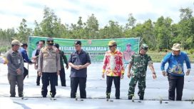 FOTO : Bupati Katingan Saiful, saat kegiatan gerakan menanam cabai.
