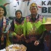 FOTO : Gubernur Kalteng dan jajaran saat mengunjungi stand Pemkab Katingan.

