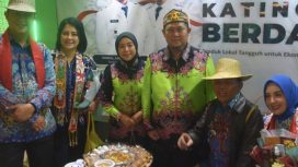 FOTO : Gubernur Kalteng dan jajaran saat mengunjungi stand Pemkab Katingan.
