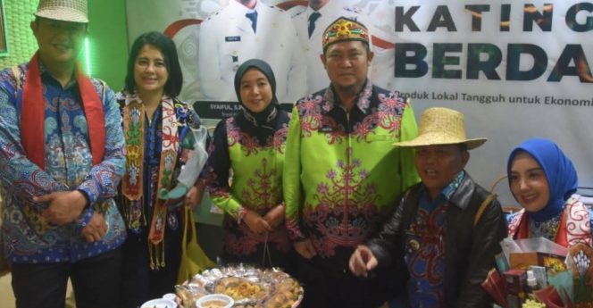 
					FOTO : Gubernur Kalteng dan jajaran saat mengunjungi stand Pemkab Katingan.
