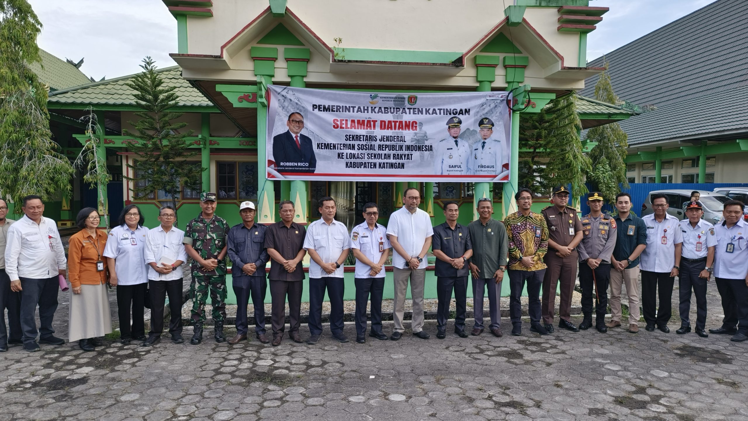 FOTO : Sekjen Kemensos RI Robben Rico foto bersama pihak Pemerintah Kabupaten Katingan usai berdiolog terkait sekolah rakyat, di lobby Hotel Katingan.