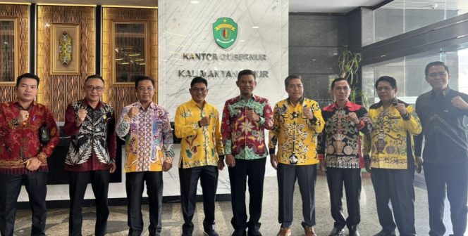
					FOTO : Wabup Firdaus, didampingi Kepala Dinas, Anggota DPRD, dan Kepala Desa saat kunjungan kerja.