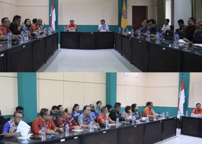 
					FOTO : Deddy Ferras, didampingi Kepala Dinsos Katingan Robertus Pamuryanto saar kegiatan rapat.