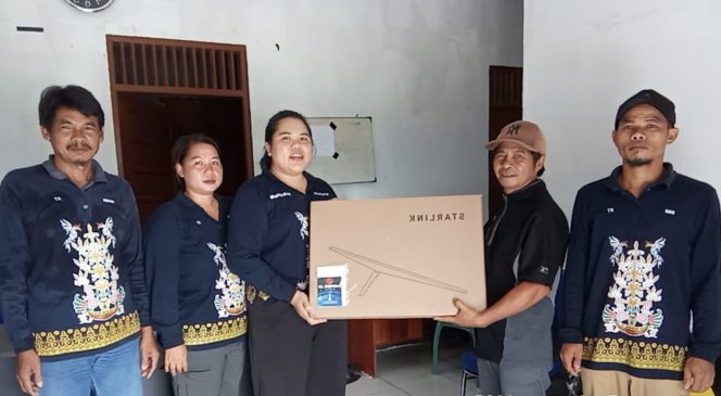 
					FOTO : Perangkat Desa saat menerima penyaluran perangkat Starlink