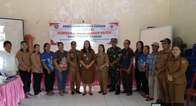 
					FOTO : Suasana foto bersama usai kegiatan musyawarah desa terkait pembentukan koperasi merah putih.