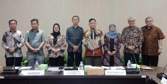 
					FOTO : Bupati Saiful, saat menghadiri rapat di Jakarta.
