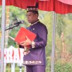FOTO : Wabup Firdaus, saat pimpin Upacara HUT ke-68 Kalteng, di Kasongan.
