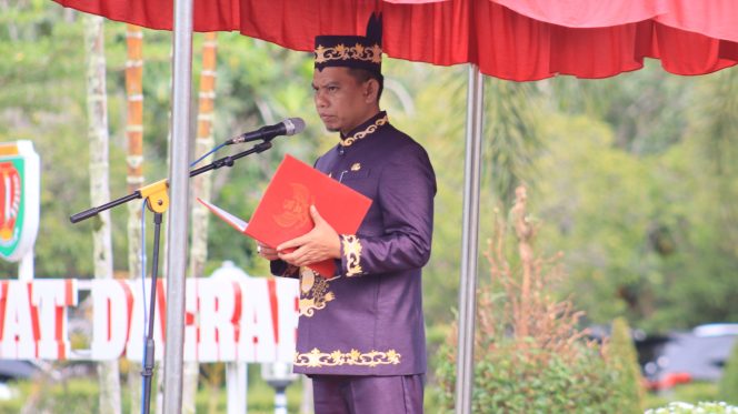 
					FOTO : Wabup Firdaus, saat pimpin Upacara HUT ke-68 Kalteng, di Kasongan.