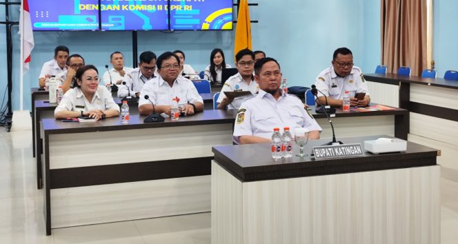 
					FOTO : Bupati Saiful dan jajaran sast mengikuti rapat kerja dan RDP bersama komisi II DPR RI

