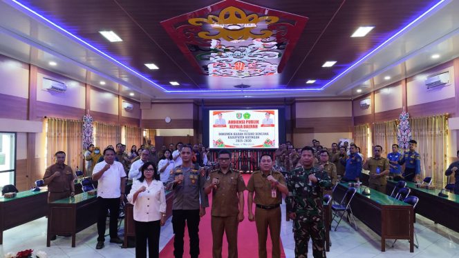 
					FOTO : Wakil Bupati Katingan Firdaus, saat membuka kegiatan audiensi publik.