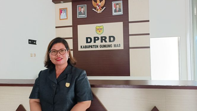 
					FOTO : Anggota DPRD Kabupaten Gunung Mas Lelie