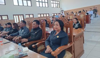 HADIRI : Ketua Komisi III DPRD Kabupaten Gumas Iceu Purnamasari (ujung kanan) ketika menghadiri rapat paripurna DPRD setempat, pekan lalu.