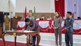 TANDA TANGAN : Ketua DPRD Kabupaten Gumas Binartha bersama Wakil Ketua I DPRD Nomi Aprilia dan Wakil Ketua II Espriadi, ketika menandatangani persetujuan bersama tiga buah raperda menjadi perda, di rapat paripurna ke-7 masa persidangan III tahun sidang 2025, Senin, 30 Juni 2025