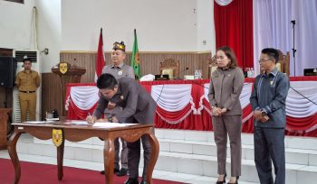 TANDA TANGAN : Ketua DPRD Kabupaten Gumas Binartha bersama Wakil Ketua I DPRD Nomi Aprilia dan Wakil Ketua II Espriadi, ketika menandatangani persetujuan bersama tiga buah raperda menjadi perda, di rapat paripurna ke-7 masa persidangan III tahun sidang 2025, Senin, 30 Juni 2025
