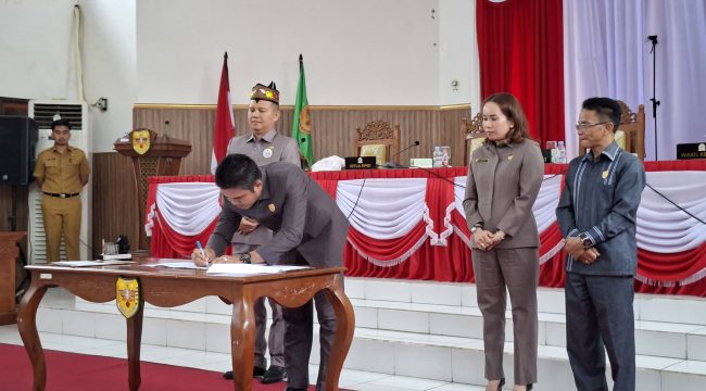 TANDA TANGAN : Ketua DPRD Kabupaten Gumas Binartha bersama Wakil Ketua I DPRD Nomi Aprilia dan Wakil Ketua II Espriadi, ketika menandatangani persetujuan bersama tiga buah raperda menjadi perda, di rapat paripurna ke-7 masa persidangan III tahun sidang 2025, Senin, 30 Juni 2025