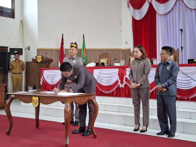 
					TANDA TANGAN : Ketua DPRD Kabupaten Gumas Binartha bersama Wakil Ketua I DPRD Nomi Aprilia dan Wakil Ketua II Espriadi, ketika menandatangani persetujuan bersama tiga buah raperda menjadi perda, di rapat paripurna ke-7 masa persidangan III tahun sidang 2025, Senin, 30 Juni 2025