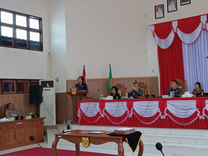
					SAMPAIKAN LAPORAN : Juru Bicara Bapemperda DPRD Kabupaten Gumas Iceu Purnamasari ketika menyampaikan laporan hasil pembahasan raperda, pada rapat paripurna ke-4 masa persidangan III tahun sidang 2025, Senin, 23 Juni 2025.