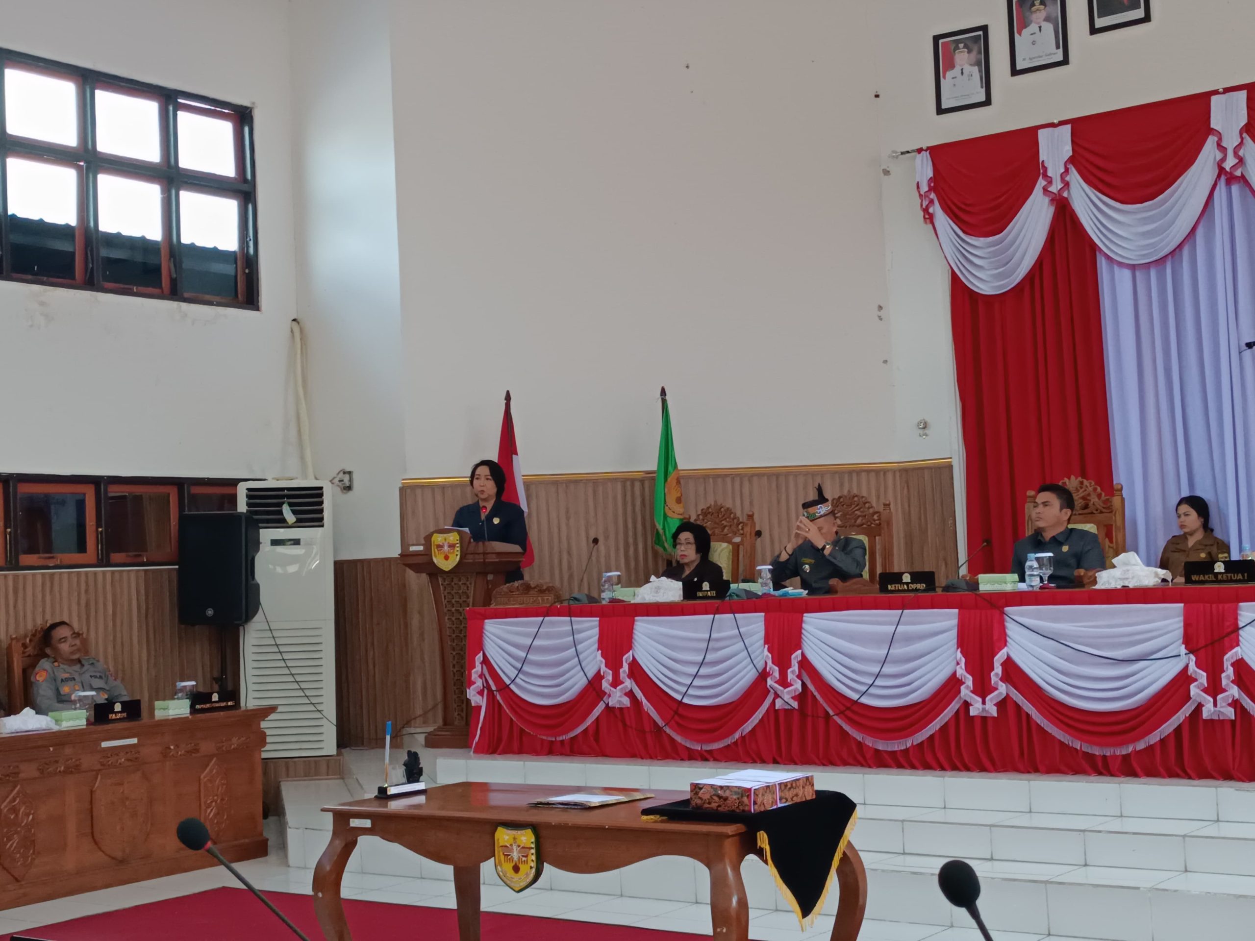 SAMPAIKAN LAPORAN : Juru Bicara Bapemperda DPRD Kabupaten Gumas Iceu Purnamasari ketika menyampaikan laporan hasil pembahasan raperda, pada rapat paripurna ke-4 masa persidangan III tahun sidang 2025, Senin, 23 Juni 2025.