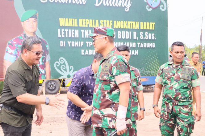 
					FOTO : Suasana saat Wakasad Letjen TNI Tandyo Budi R, ke lokasi pembangunan