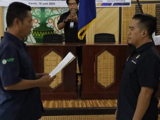 FOTO : Pengurus PWI Kabupaten Katingan Masa Bakti 2025-2028 resmi dilantik Ketua PWI Provinsi Kalteng Muhammad Zainal, di aula Dinas PUPR Katingan.