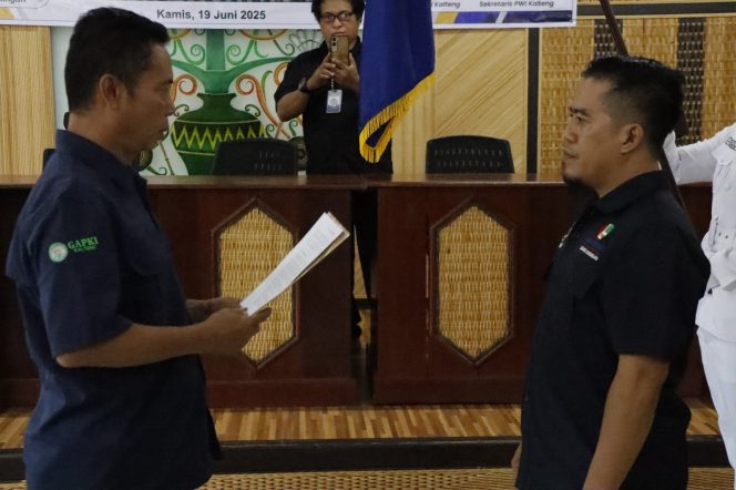 
					FOTO : Pengurus PWI Kabupaten Katingan Masa Bakti 2025-2028 resmi dilantik Ketua PWI Provinsi Kalteng Muhammad Zainal, di aula Dinas PUPR Katingan.