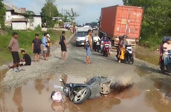 
					FOTO : Tragedi kecelakaan di Km 18 Trans Kalimantan.
