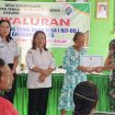 FOTO : Babinsa Praka Yakubus Saflonik, turut serta hadir menyerahkan BLT kepada masyarakat secara simbolis.