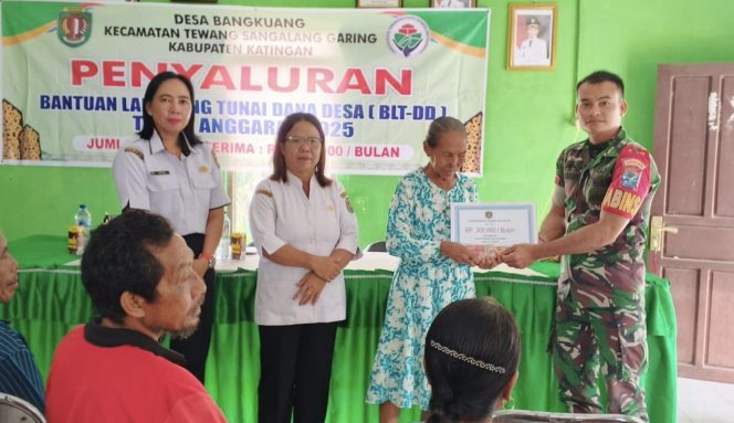 
					FOTO : Babinsa Praka Yakubus Saflonik, turut serta hadir menyerahkan BLT kepada masyarakat secara simbolis.