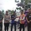 FOTO : Kepala DKPP Katingam Mozard D Staing, saat menyerahkan bantuan alsintan CBH dan Power Thresher ke Petani, serta disaksikan oleh unsur Forkopimda. 